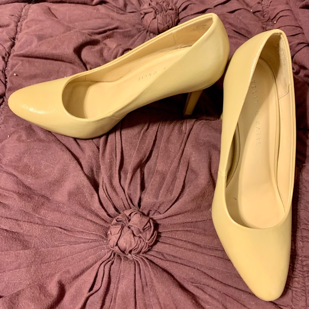 Nude pumps